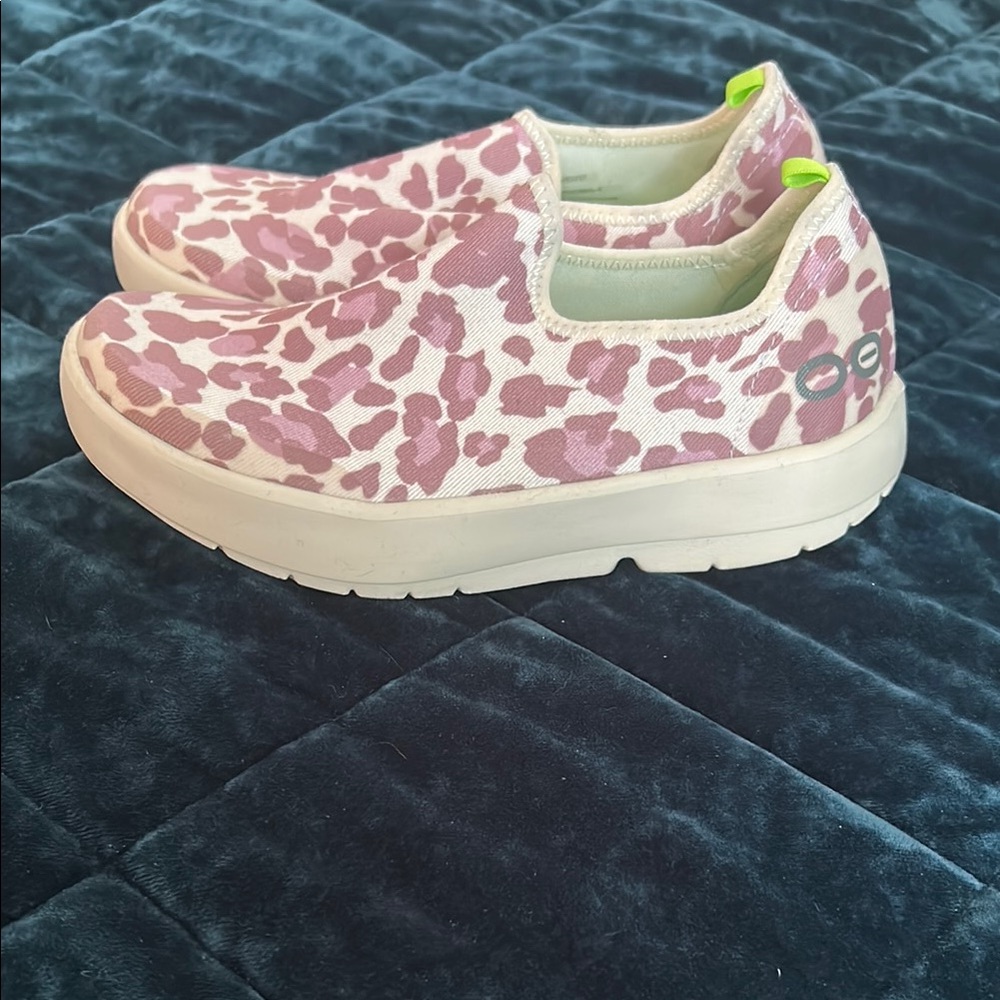 OOFOS Pink and White Slip-On Sneakers NWOT